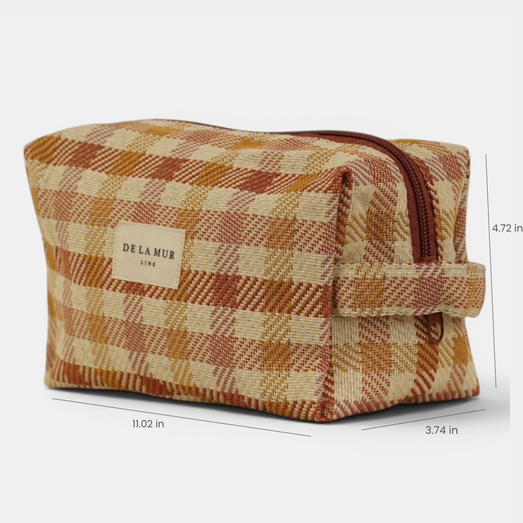 DE LA MUR Zia makeup bag, three-quarter view with dimensions 11.02 x 4.72 x 3.74 in