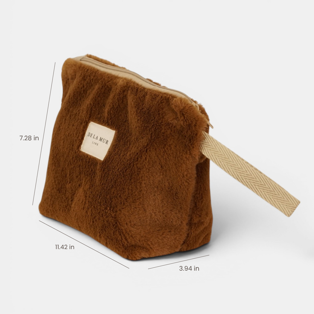 DE LA MUR camel faux fur makeup bag, three-quarter view with 11.42x7.28x3.94 in dimensions