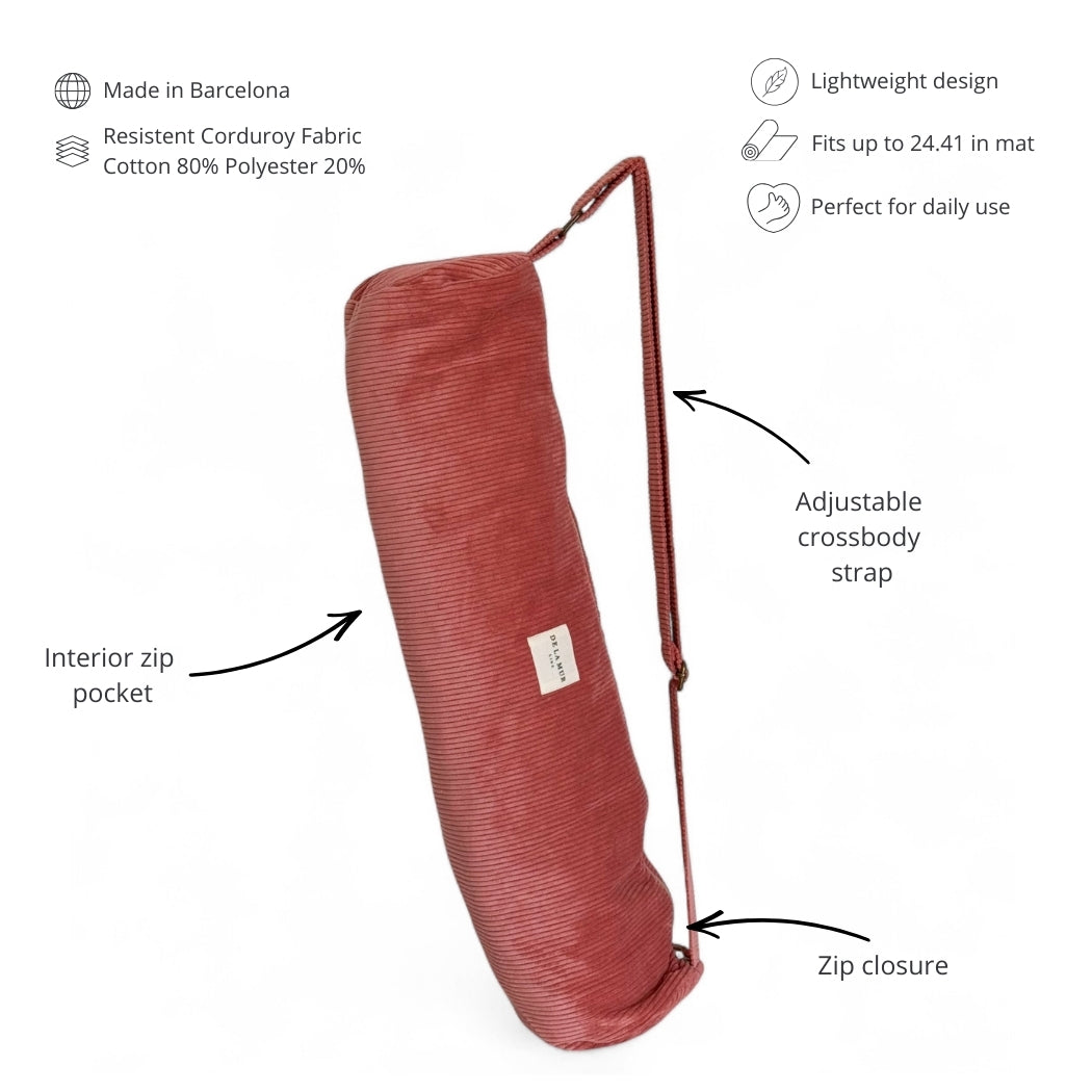 DE LA MUR coral yoga mat bag features infographic with strap and zip details