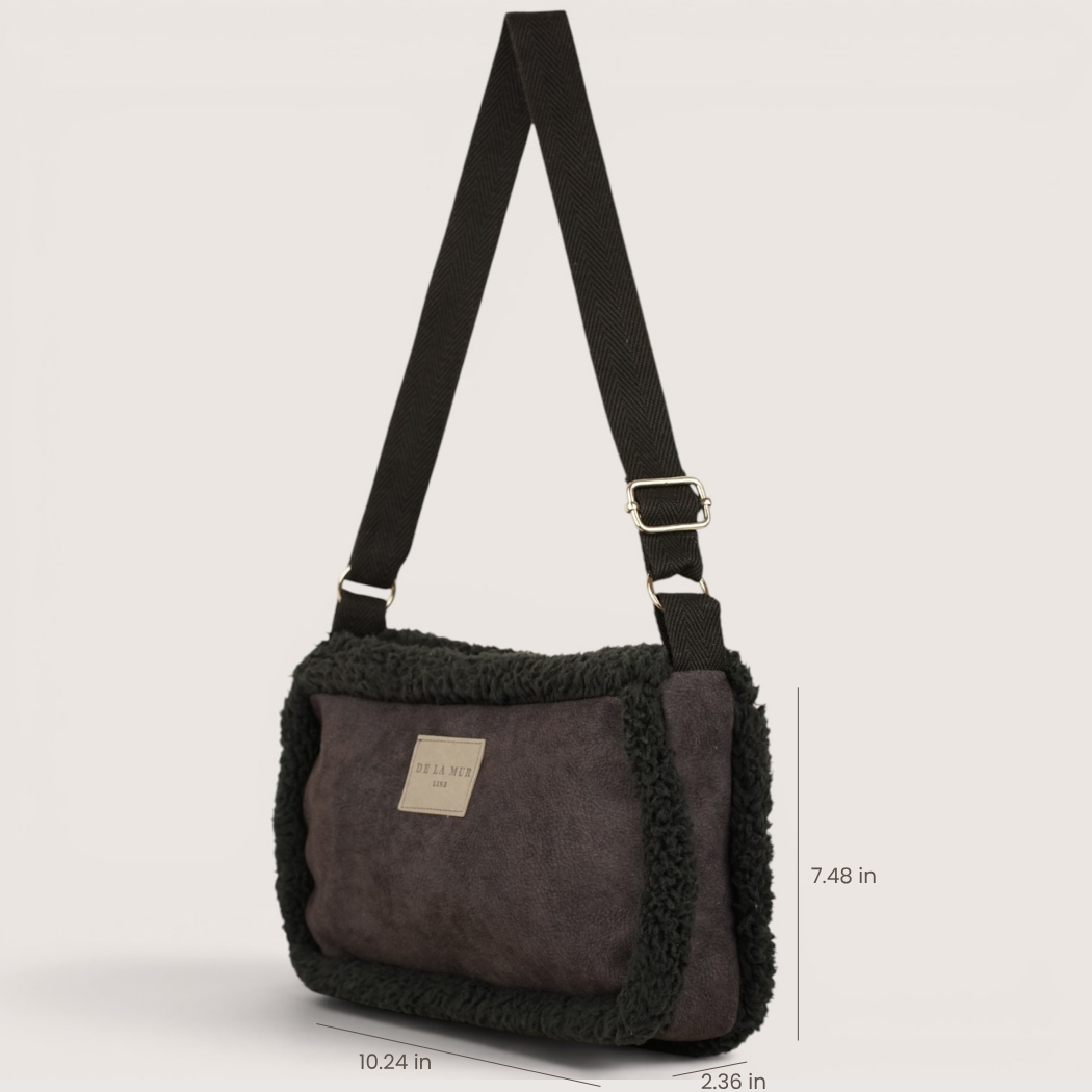 Side view of the black DE LA MUR Cene small shoulder bag with dimensions 10.24x7.48x2.36 in