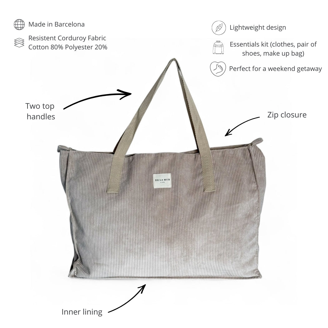 DE LA MUR weekender bag features: top handles, zip closure, inner lining