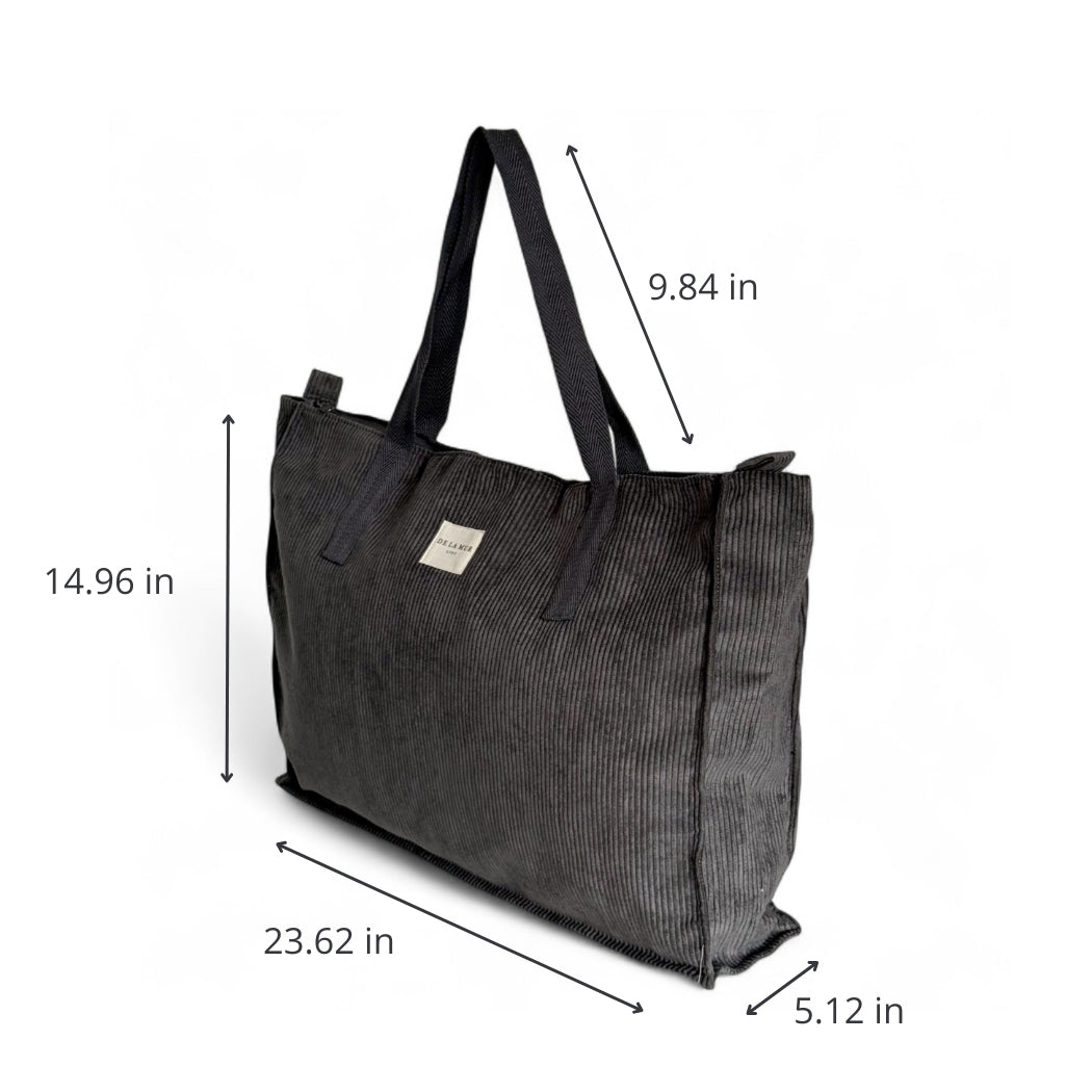 DE LA MUR Boni weekender bag dimensions diagram in inches, three-quarter view