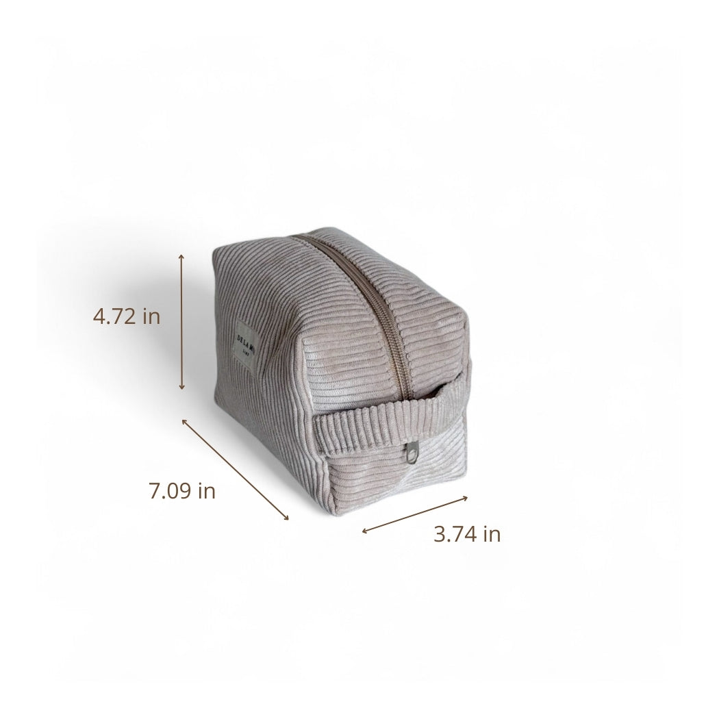 DE LA MUR corduroy squared makeup bag with dimensions 7.09 x 4.72 x 3.74 in