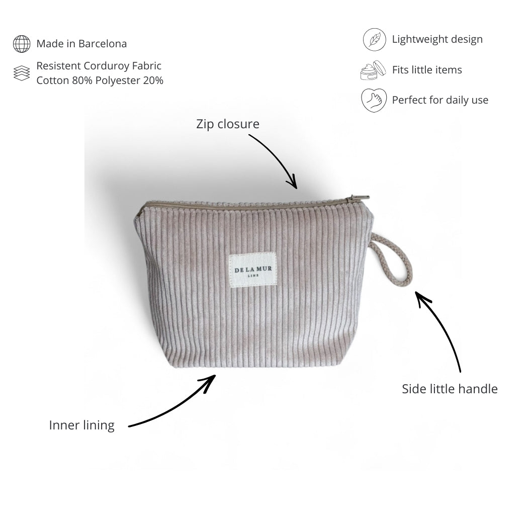 DE LA MUR Tofe corduroy makeup bag infographic: Made in Barcelona, zip closure, inner lining, side handle