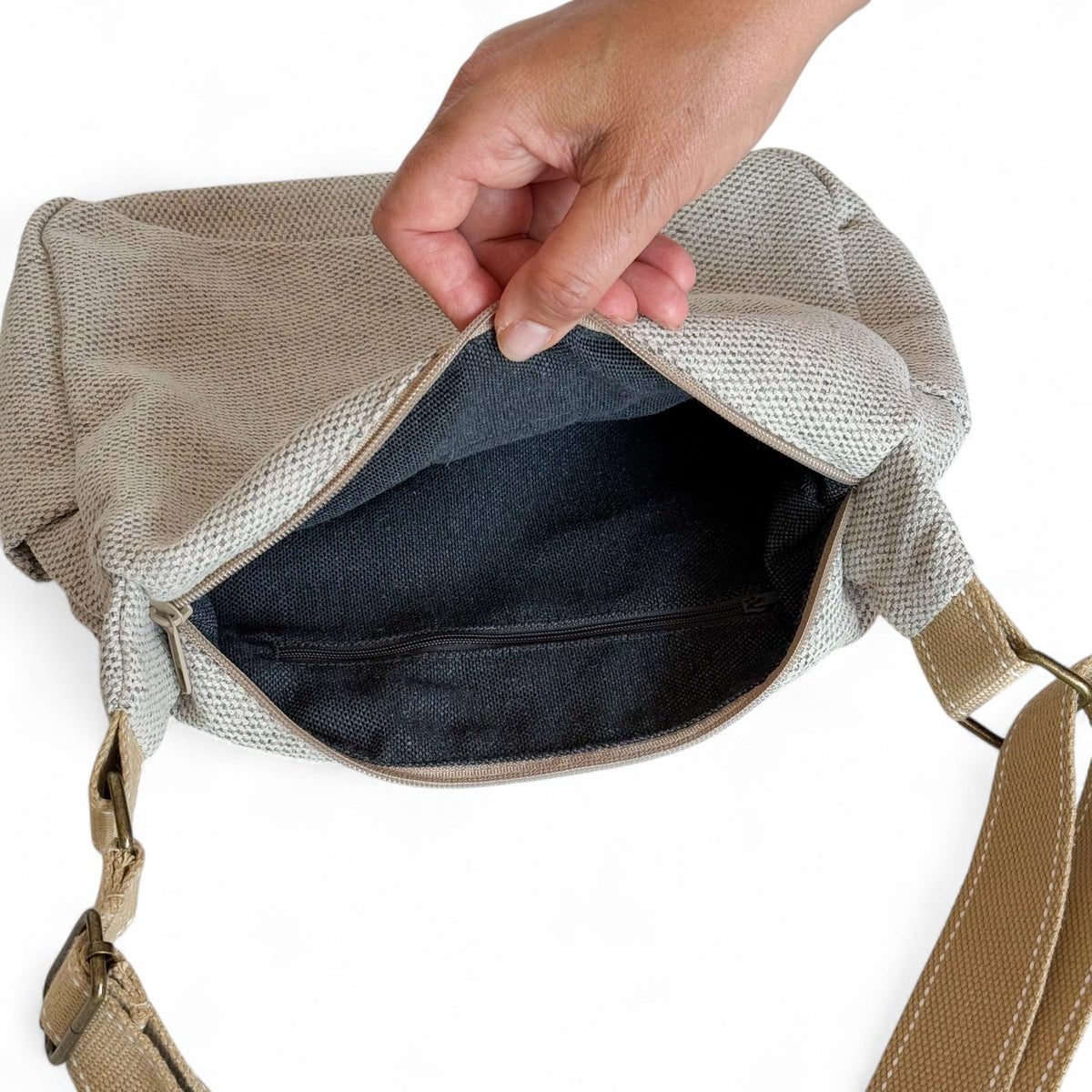Open DE LA MUR Sydney handbag revealing the lined interior with zip pocket