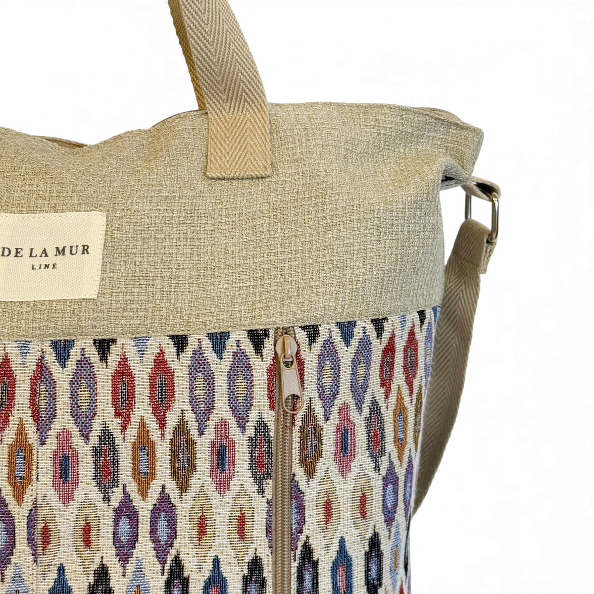 Close-up of the DE LA MUR Line label and side zip on the Urban handbag