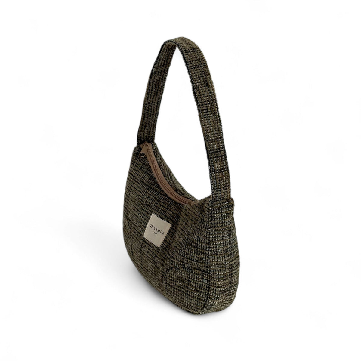 Three-quarter view of the DE LA MUR Musa khaki shoulder bag with zip top