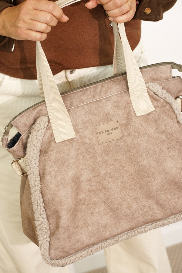 Front detail of the taupe DE LA MUR Noce shoulder bag showing shearling trim and label
