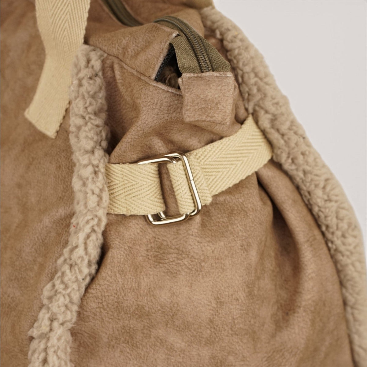 Close-up of the adjustable webbing strap and buckle on the DE LA MUR Noce shoulder bag
