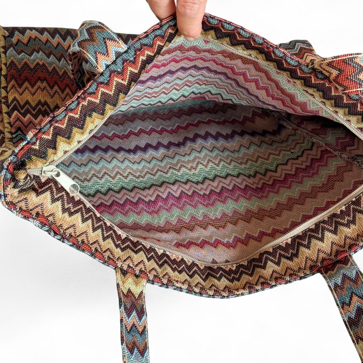 Open DE LA MUR Monte tote bag showing the chevron-lined interior and zipper