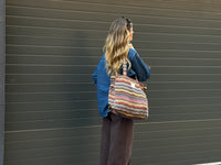 Model carrying the DE LA MUR Monte zigzag jacquard tote bag over the shoulder