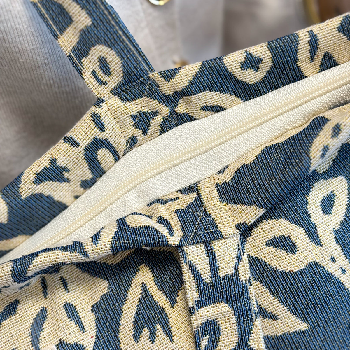 Open DE LA MUR Akay floral tote showing the zip closure and interior Line label