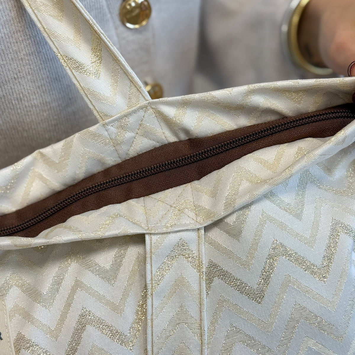 Close-up of the DE LA MUR Astro tote zip closure and straps