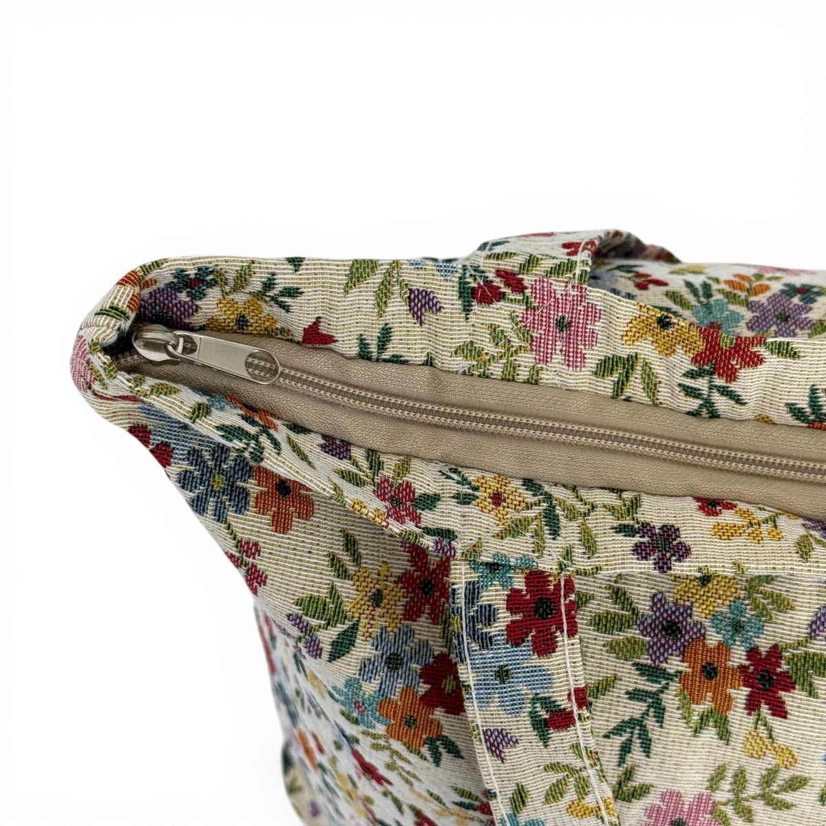 Close-up of the zip closure on the DE LA MUR floral jacquard Blum tote bag