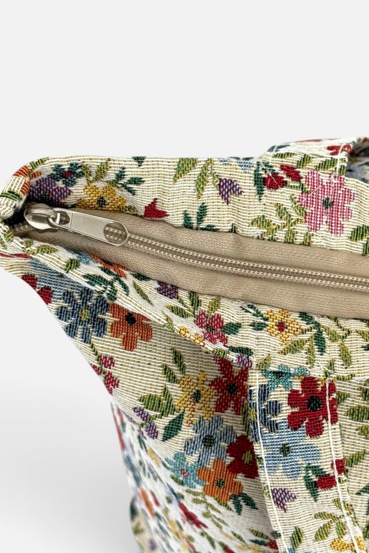 DE LA MUR Blum floral jacquard large zippered tote bag, detail of the handle and closure