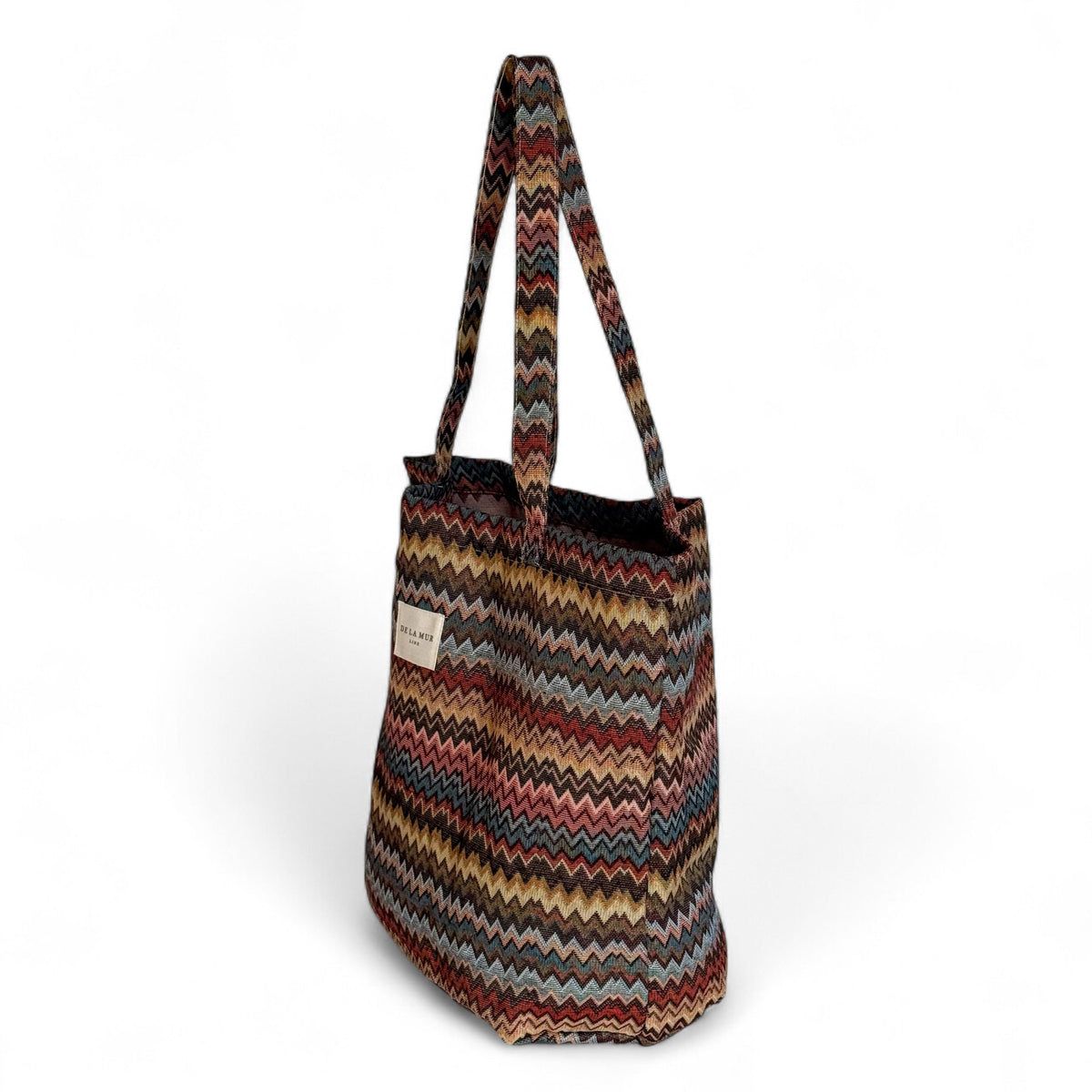 Side three-quarter view of the DE LA MUR Monte zigzag jacquard tote bag