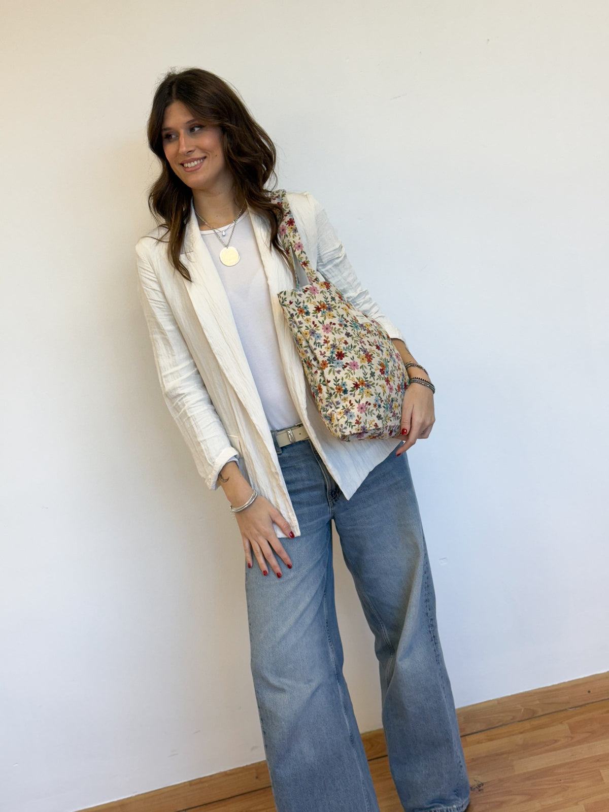 Model carrying the DE LA MUR Blum floral jacquard tote bag over the shoulder