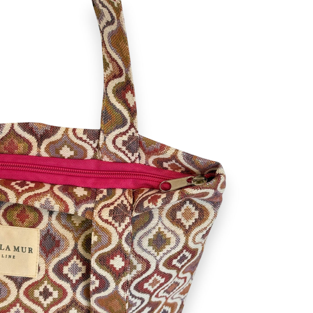 Model carrying the multicolor ogee-patterned DE LA MUR Onda bag on the shoulder