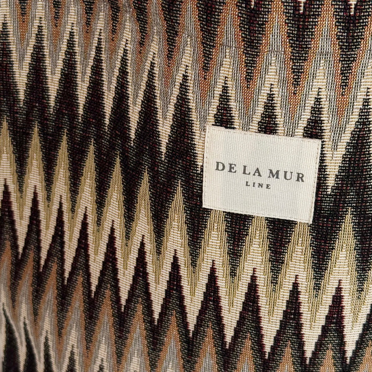 Close-up of the chevron jacquard fabric and DE LA MUR Line label on the Skan tote