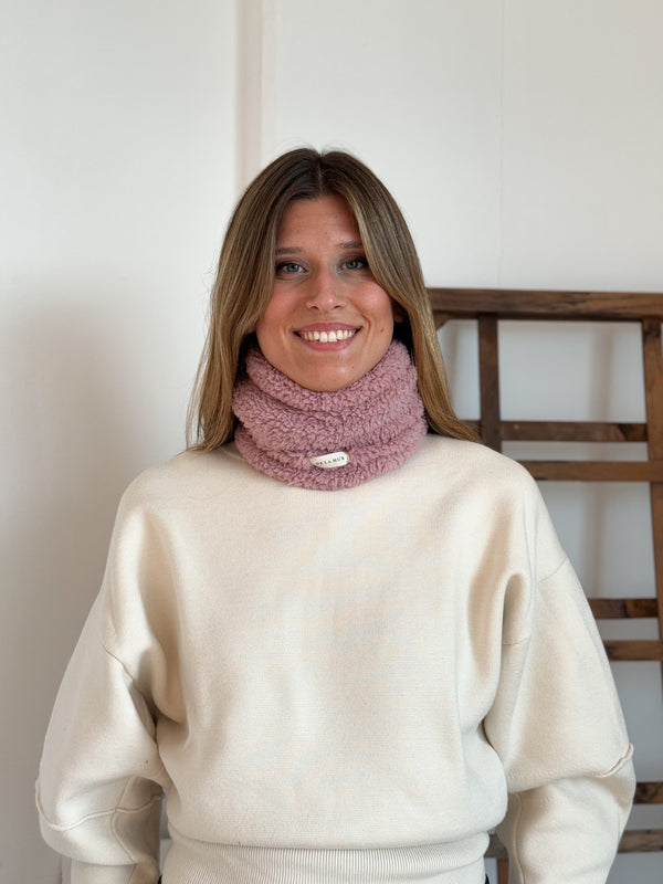 Close-up of the DE LA MUR Pink sherpa neck warmer (Kalt)