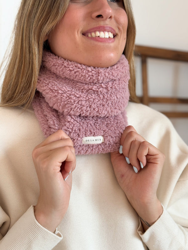 Close-up of the DE LA MUR Pink sherpa fleece texture and finish (Kalt)