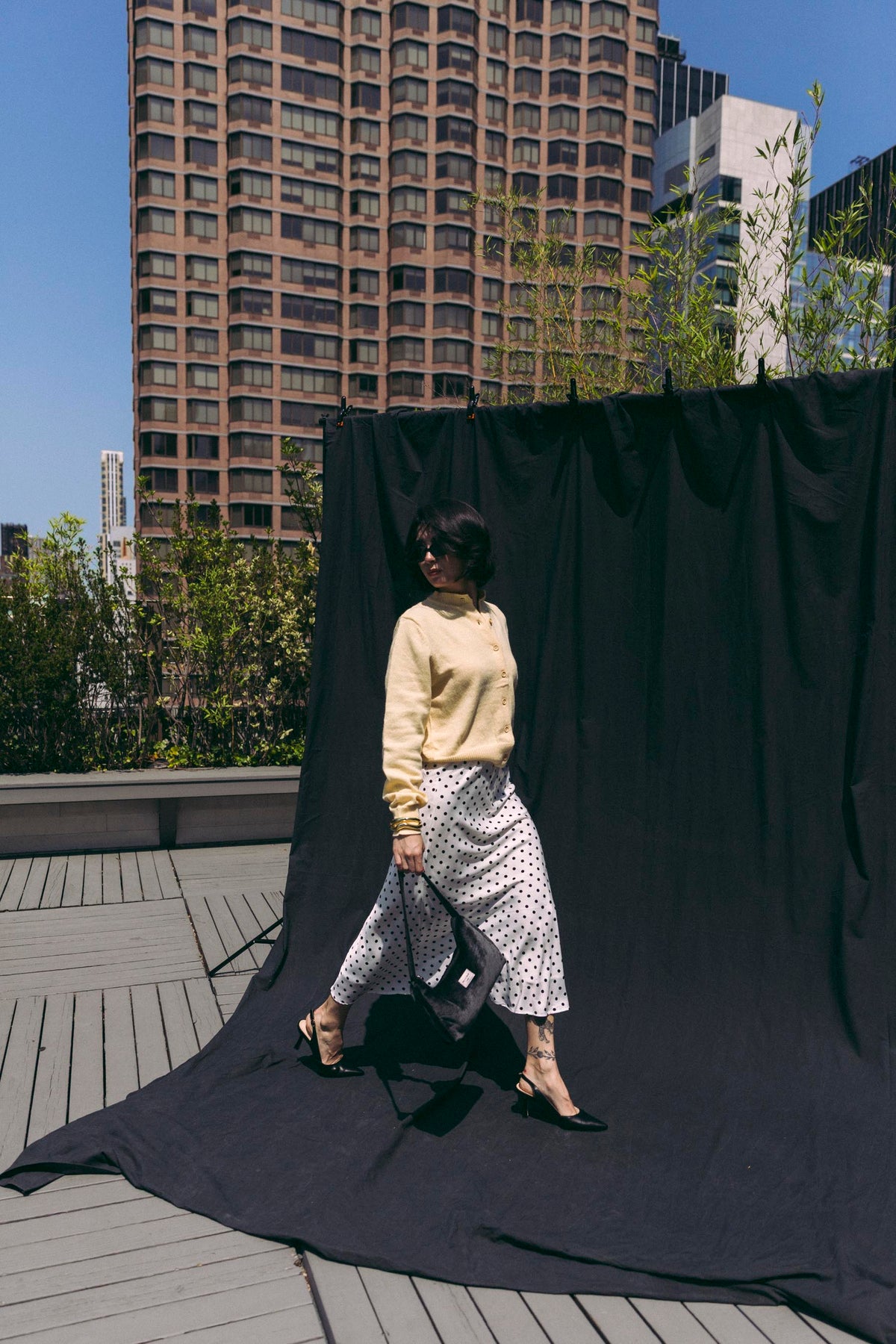DE LA MUR Neger velvet small evening bag, worn on the shoulder, lifestyle shot