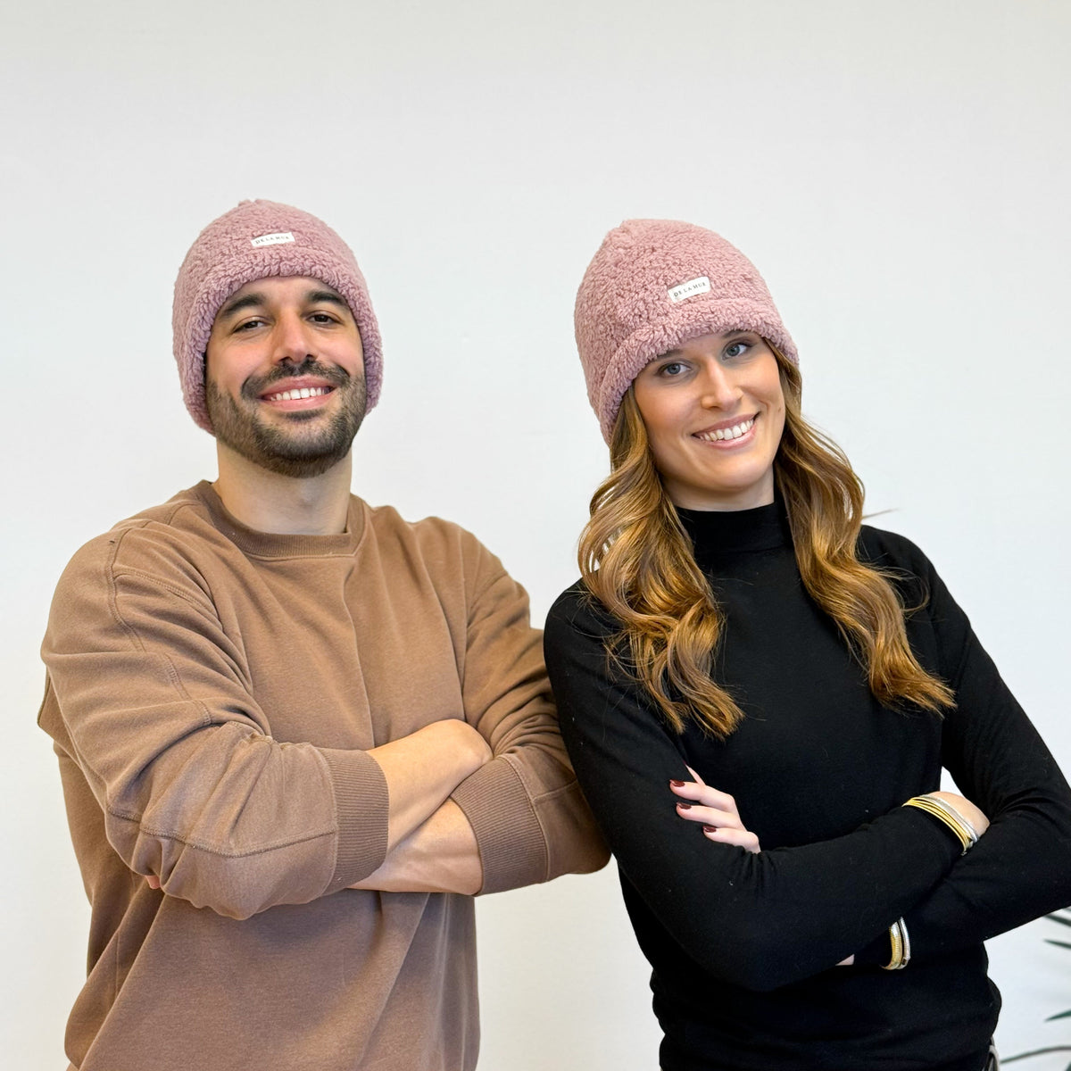 Model wearing the DE LA MUR Pink sherpa beanie (Kalt)