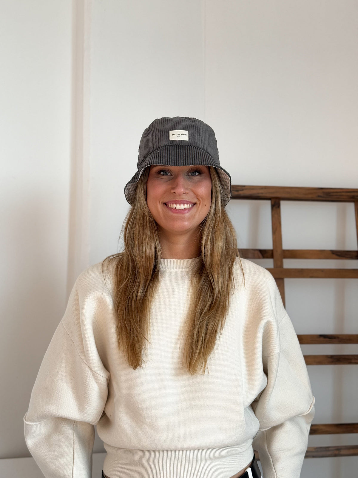 Model wearing the gray corduroy DE LA MUR bucket hat (Boni)