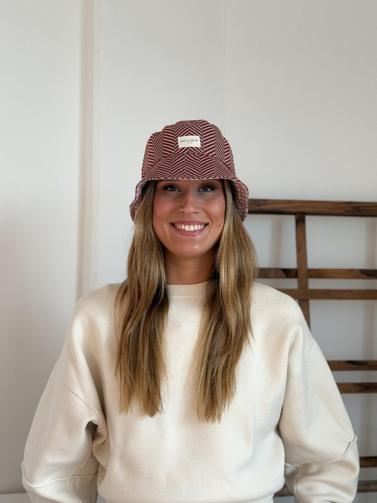 Model wearing the DE LA MUR herringbone jacquard bucket hat (Dubai)