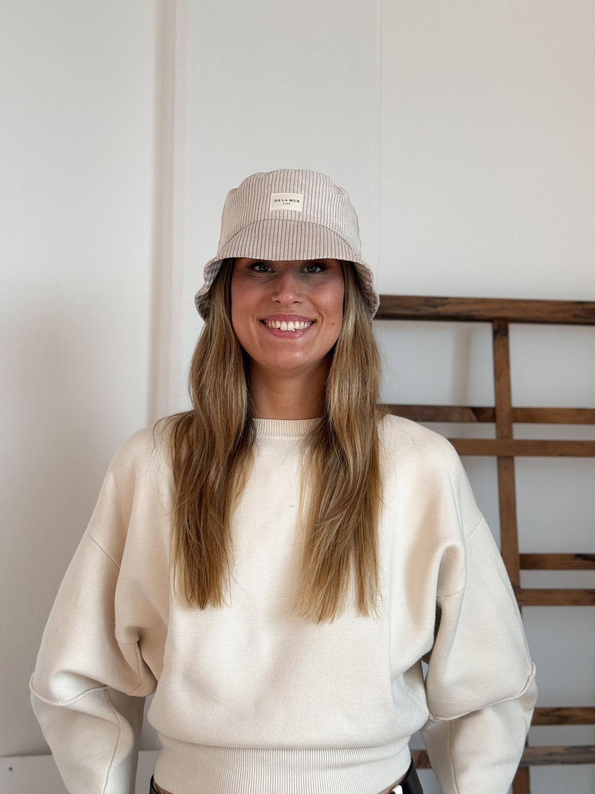Model wearing the beige corduroy DE LA MUR bucket hat (Tofe)
