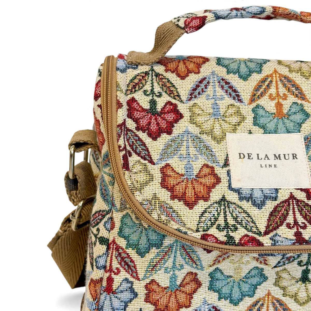 Three-quarter view of the DE LA MUR Flora lunch bag showing handle and zip