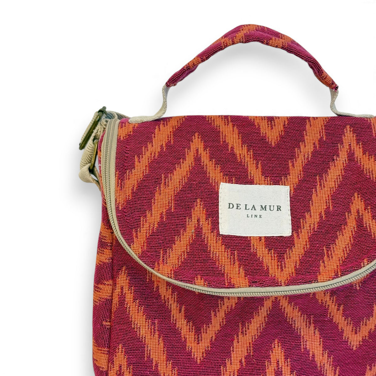 Three-quarter view of the DE LA MUR Fuego lunch bag showing handle and label