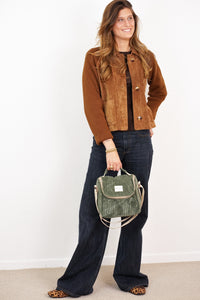 Model holding the DE LA MUR Musgo olive green corduroy lunch bag by its handle