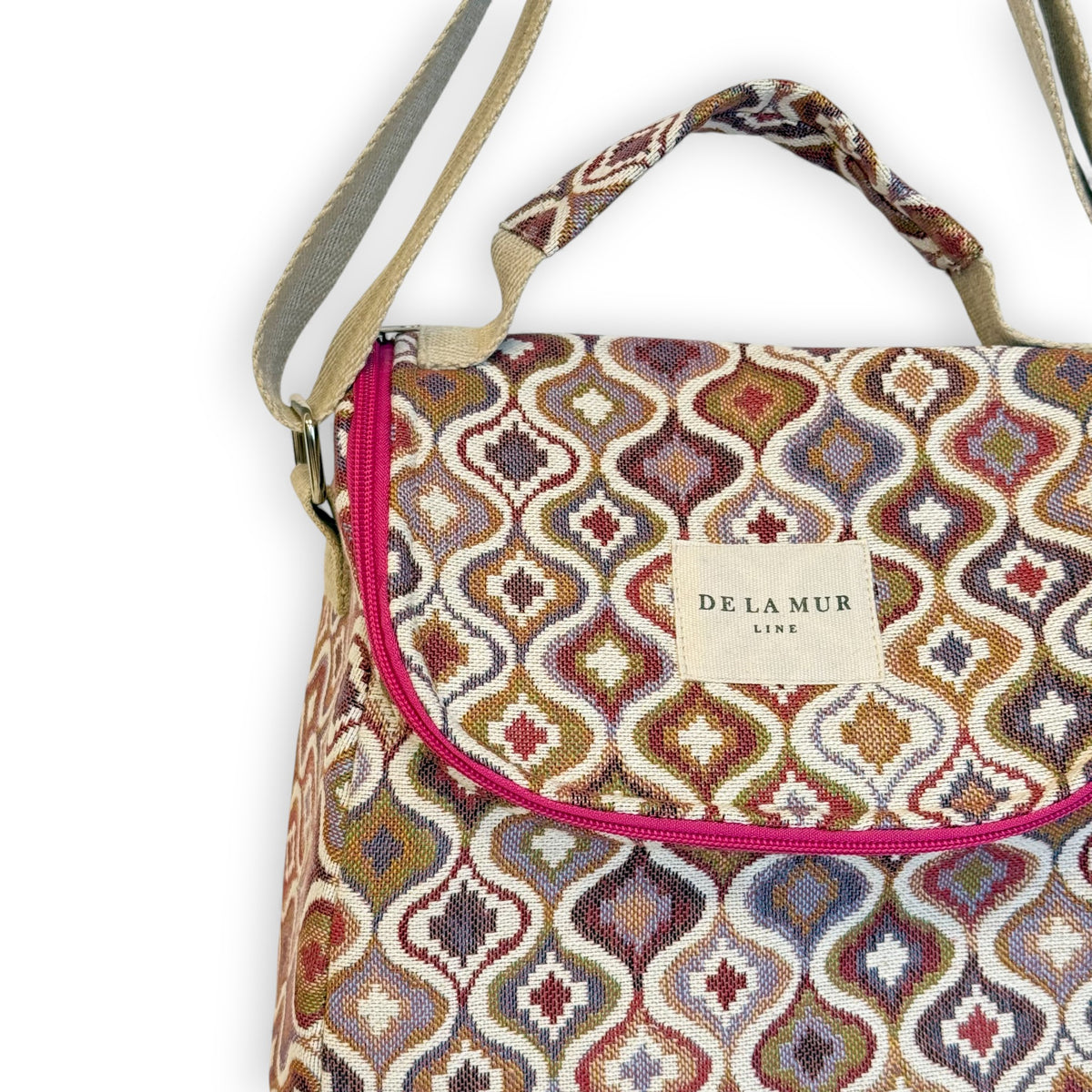 Close-up of the Onda geometric jacquard fabric and DE LA MUR Line label