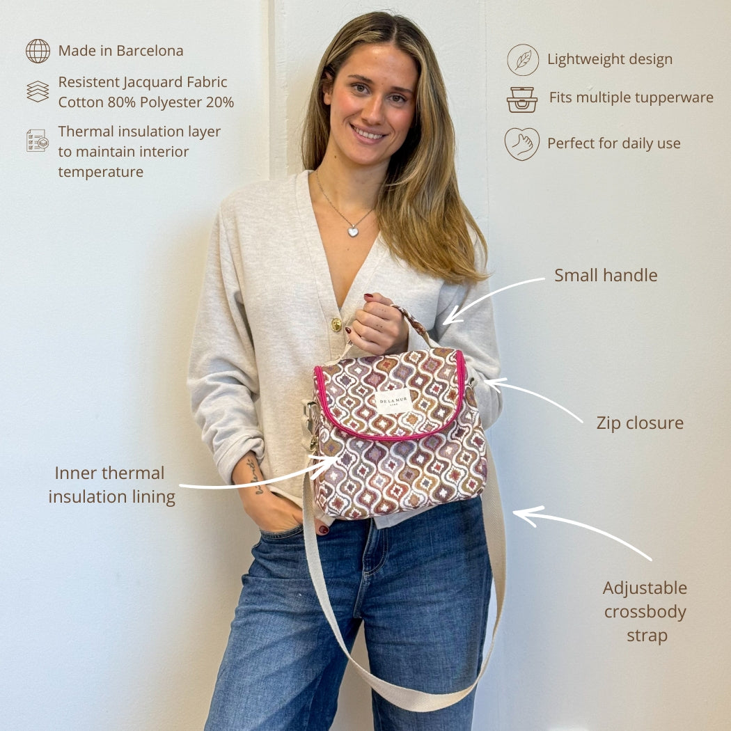 Model wearing the DE LA MUR Onda insulated lunch bag crossbody with feature labels