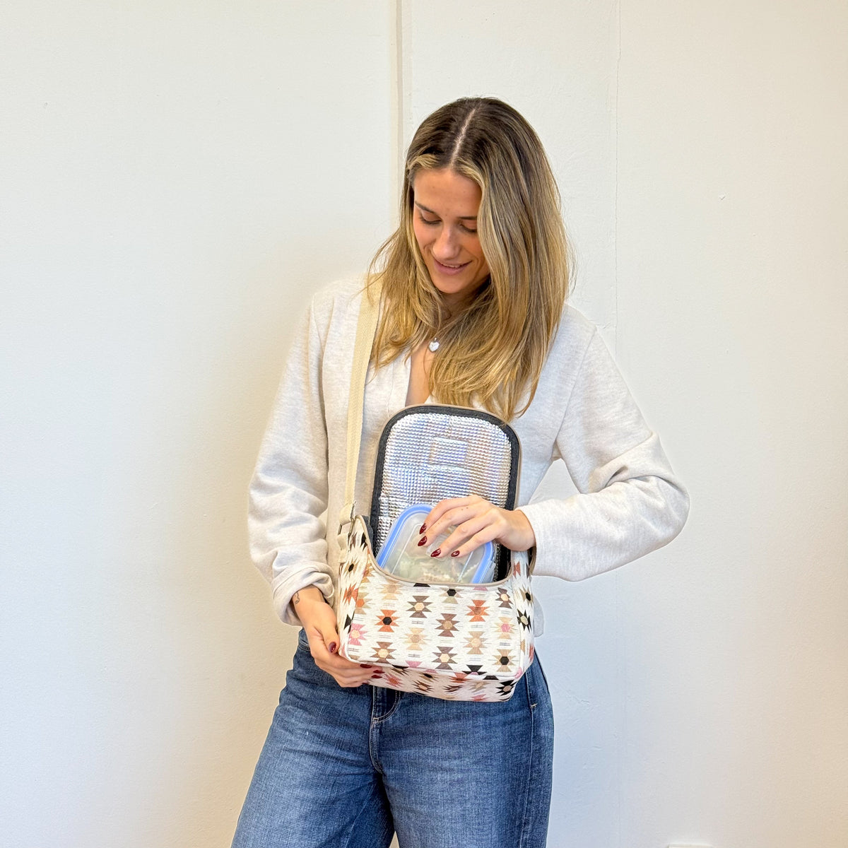 Model placing a food container in the open DE LA MUR Royal lunch bag
