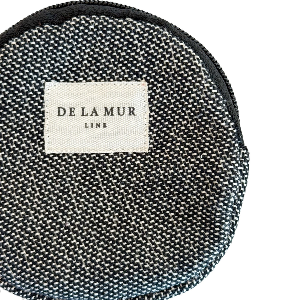 Close-up of DE LA MUR Line label on the Sinay black and gray jacquard coin purse