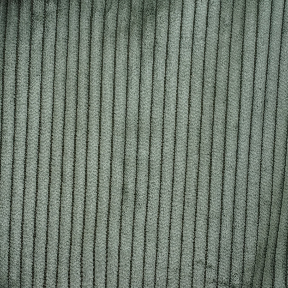 Close-up of the olive green ribbed corduroy fabric of DE LA MUR Musgo bag