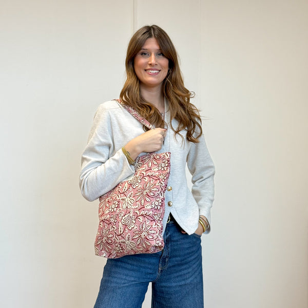Model with the DE LA MUR Floral Jacquard Medium Zippered Tote Bag – Ecru & Pink (Came)
