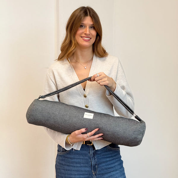 Model with the DE LA MUR Geometric Jacquard Yoga Mat Bag – Navy & Cream (Sinay)