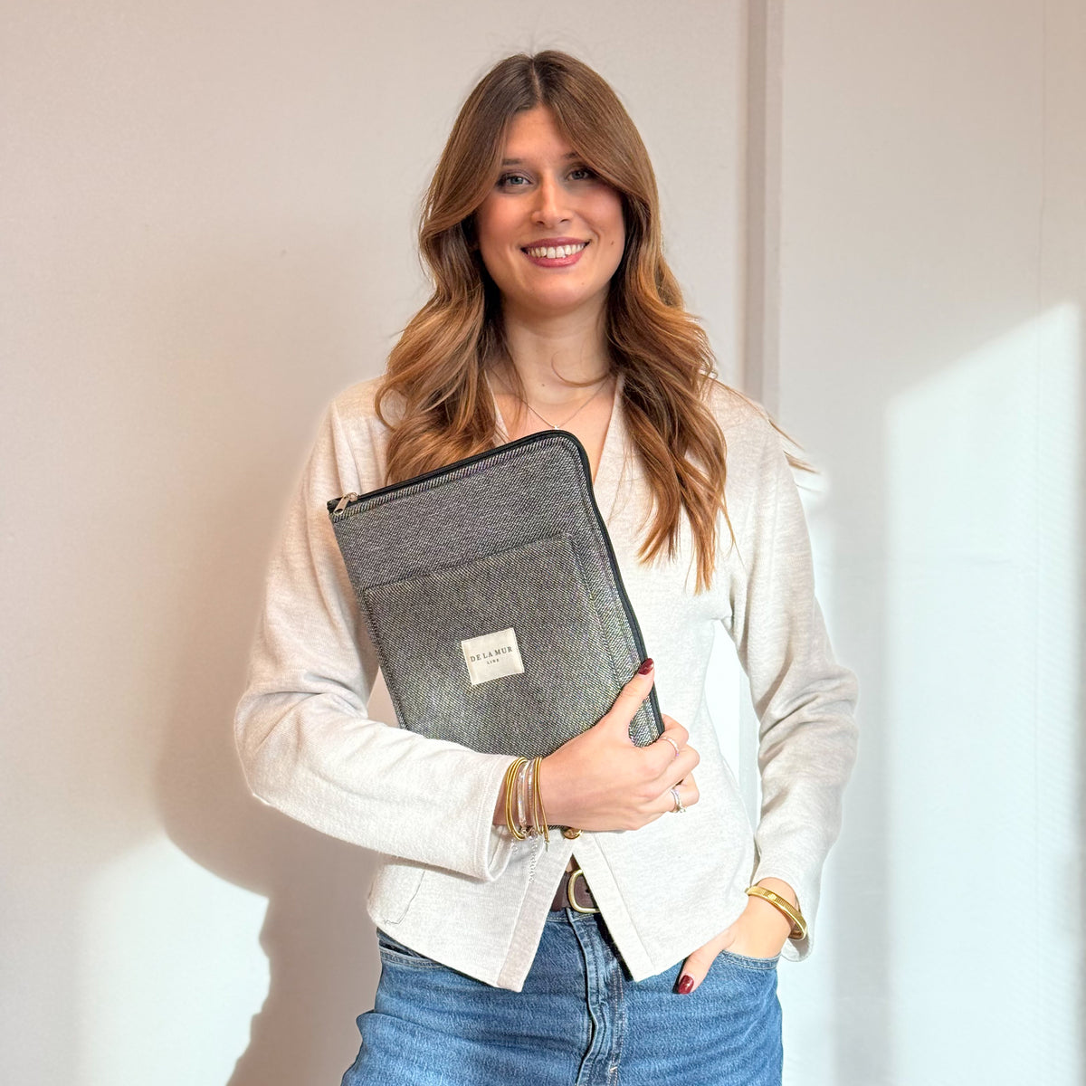 Model with the DE LA MUR Geometric Jacquard Padded Laptop Bag – Navy & Cream (Sinay)