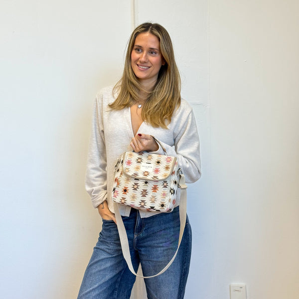 Model with the DE LA MUR Geometric Jacquard Lunch Bag – Pink & Orange (Royal)