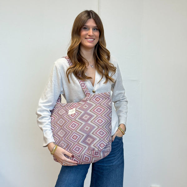 Model with the DE LA MUR Geometric Jacquard Large Zippered Tote Bag – Pink & Lilac (Nana)