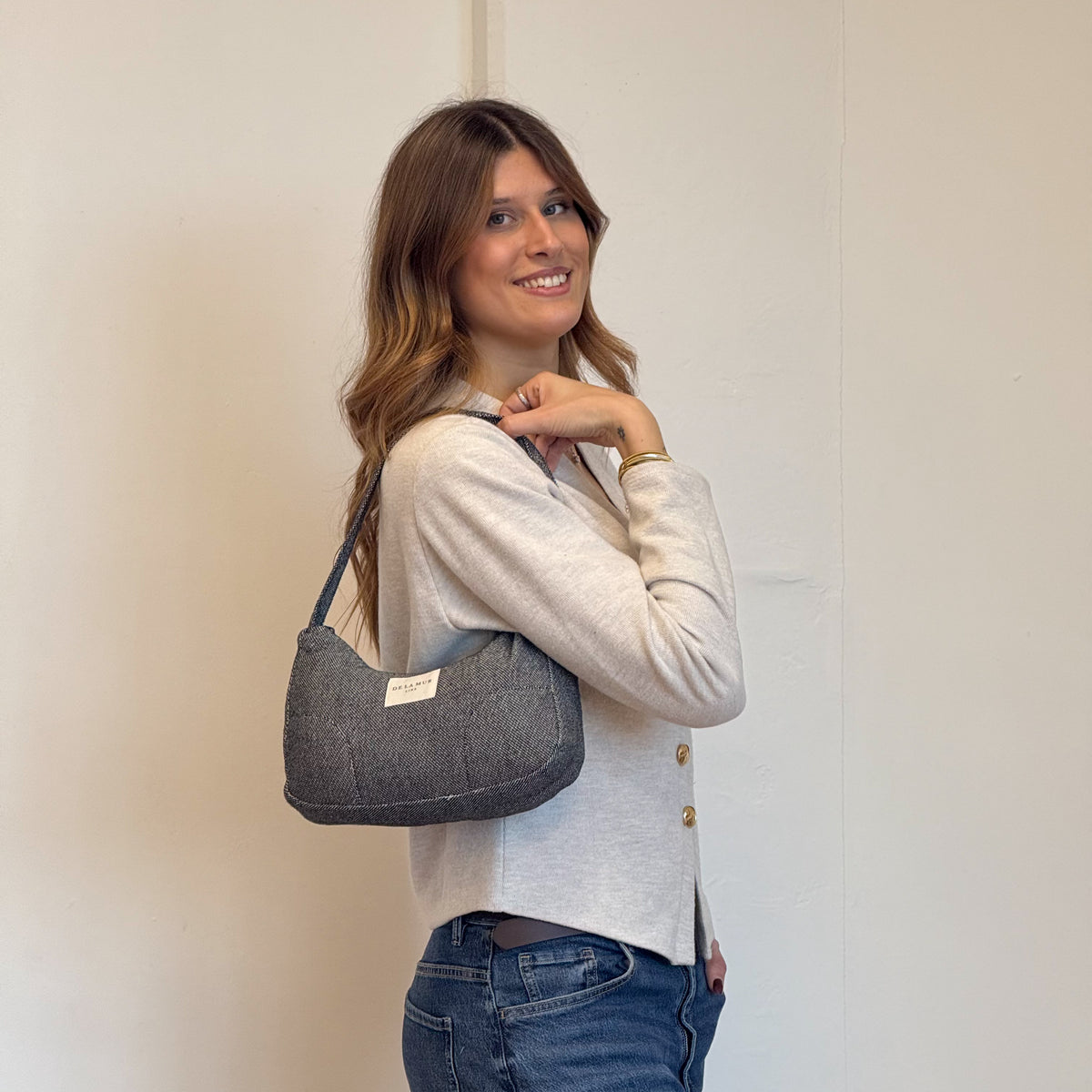 Model with the DE LA MUR Geometric Jacquard Shoulder Bag – Navy & Cream (Sinay)