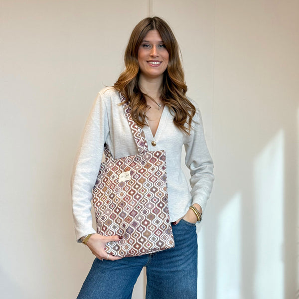 Model with the DE LA MUR Geometric Jacquard Medium Zippered Tote Bag – Terracotta & Lilac (Onda)