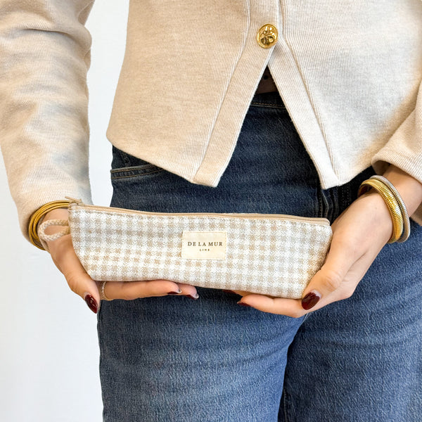 Model with the DE LA MUR Gingham Jacquard Pencil Case – Beige & Ecru (Vison)