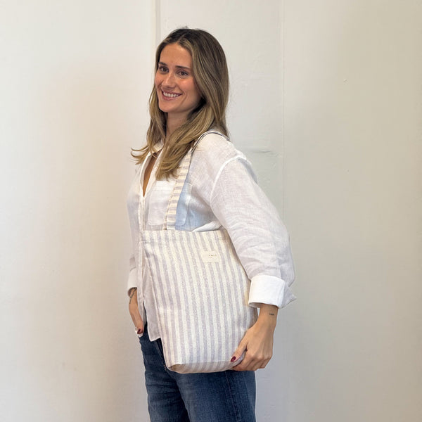 Model with the DE LA MUR Striped Medium Zippered Tote Bag – Lilac & Gold (Lulil)