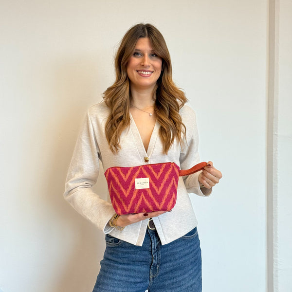 Model with the DE LA MUR Zigzag Jacquard Large Makeup Bag – Pink & Orange (Fuego)