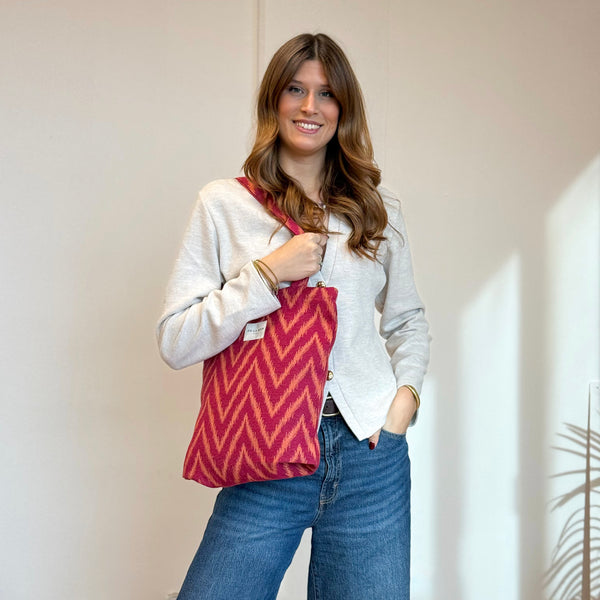 Model with the DE LA MUR Zigzag Jacquard Medium Zippered Tote Bag – Pink & Orange (Fuego)