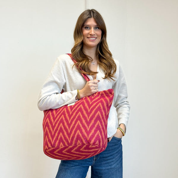 Model with the DE LA MUR Zigzag Jacquard Large Zippered Tote Bag – Pink & Orange (Fuego)